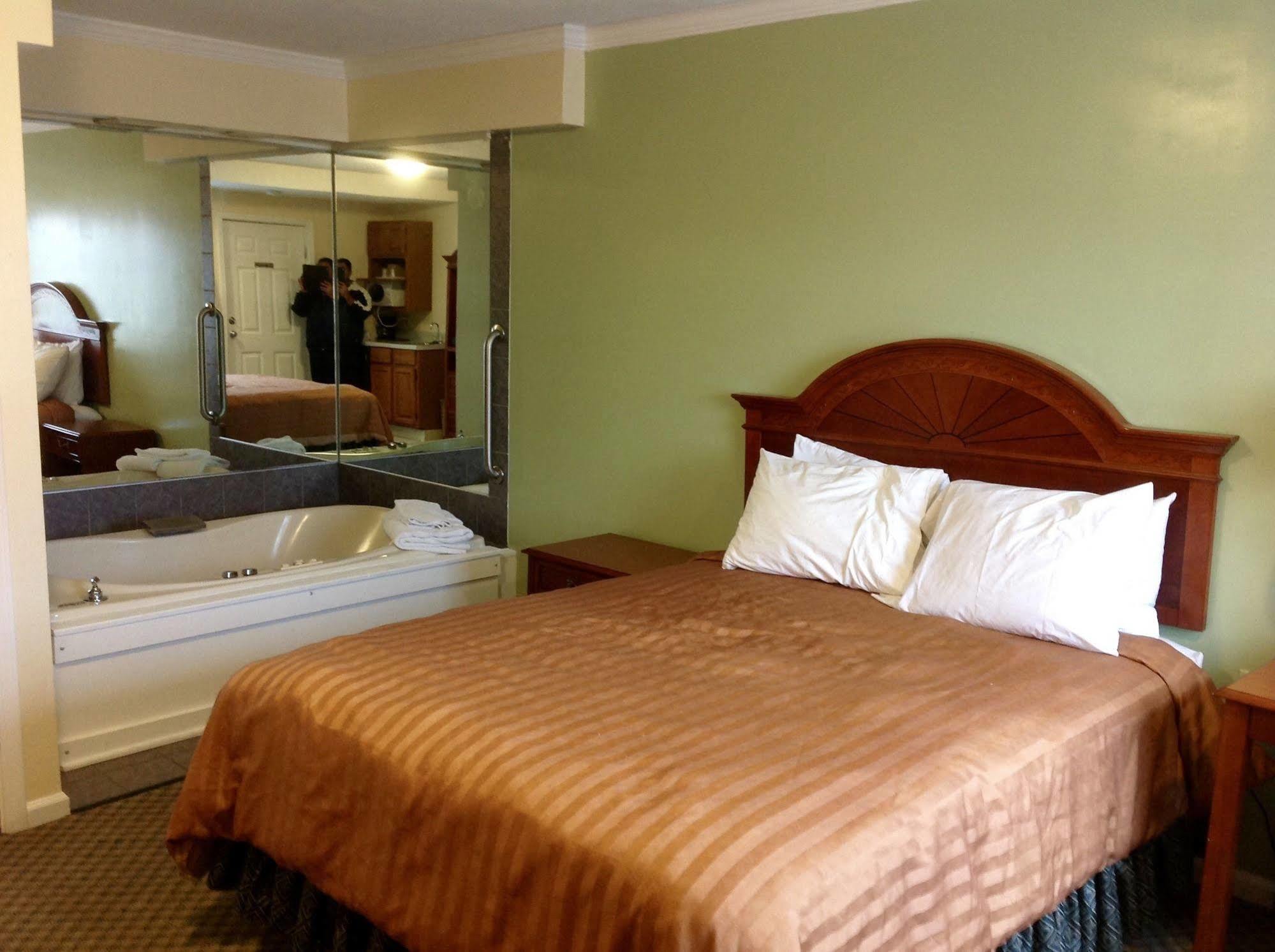 Relax Inn Webster エクステリア 写真